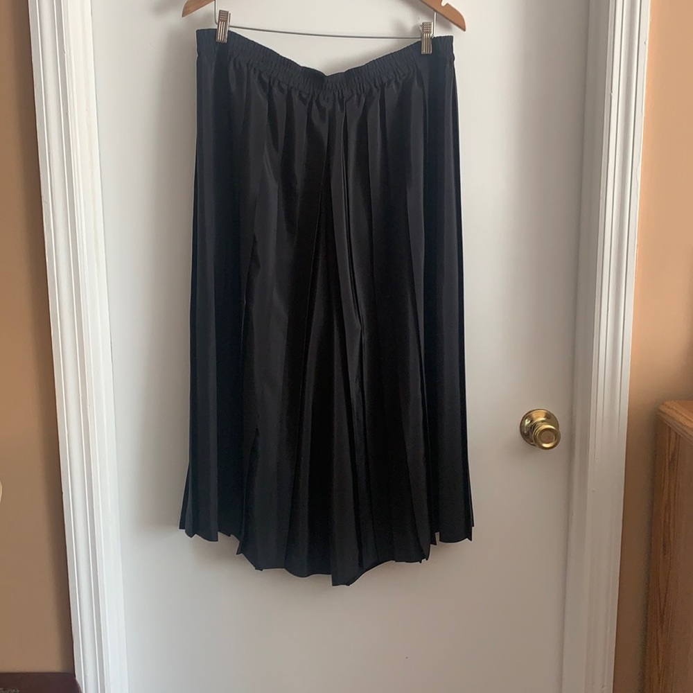 Black pleated coolots